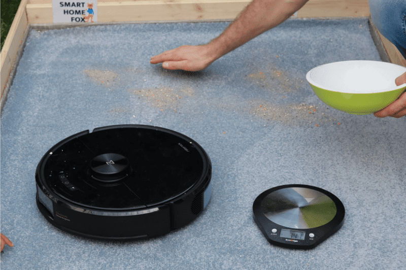 Песок разбрасывается на ковре